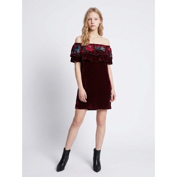 Umgee Dresses & Skirts - Umgee Off The Shoulder Mini Dress Sz M Velvet Floral Embroidered Milkmaid Boho
